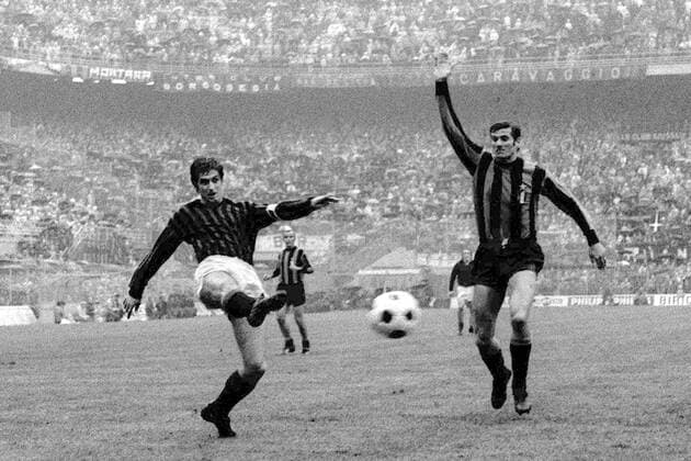 Gianni Rivera (li., Milan) gegen Giacinto Facchetti (Inter) Fußball Herren Serie A 1971 1972, 1. Italienische Liga, AC Mailand - Internazionale Mailand 1:1 Gruppe Stadio Giuseppe Meazza, San Siro Mailand Dynamik,
