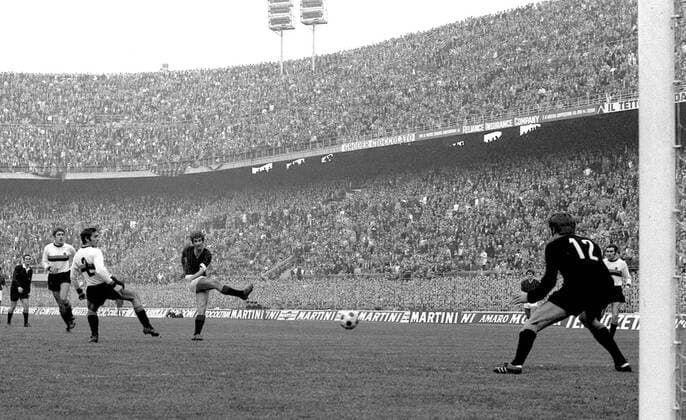 Gianni Rivera (Mitte, Milan) erzielt das 3:0 Fußball Herren Serie A 1970 1971, 1. Italienische Liga, AC Mailand - Internazionale Mailand 3:0 Gruppe Stadio Giuseppe Meazza, San Siro Mailand Dynamik, Masse