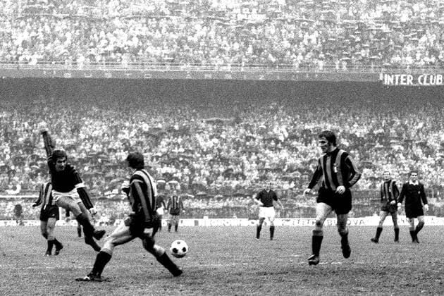 Gianni Rivera (li., Milan) zieht ab Fußball Herren Serie A 1971 1972, 1. Italienische Liga, AC Mailand - Internazionale Mailand 1:1 Gruppe Stadio Giuseppe Meazza, San Siro Mailand Dynamik,