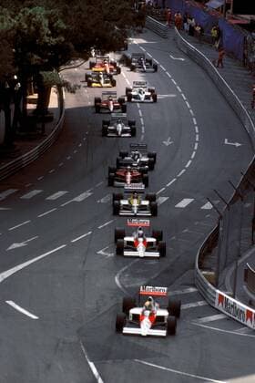 Ayrton Senna (Brasilien) führt das Fahrerfeld vor Alain Prost (Frankreich beide McLaren-Honda) an Motorsport Grand Prix Herren Großer Preis von Monaco 1989, Formel 1 Weltmeisterschaft, F1, F, GP, WM, Vdia Totale Monte Carlo
