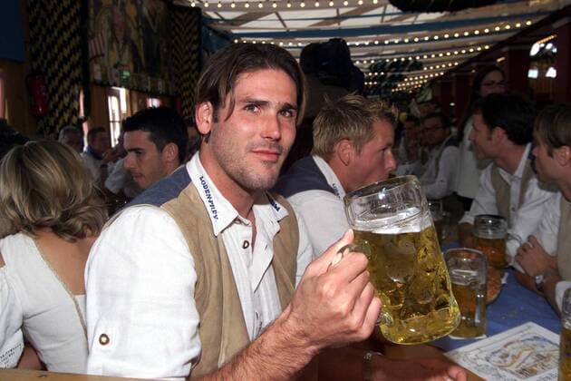 Torwart Simon Jentzsch (1860) auf dem Oktoberfest Fußball 1. BL Herren Saison 2002 2003, TSV 1860 München, Wiesen, Wiesn, Bierzelt, Vdig, Weißbier Einzelbild Theresienwiese München, bayerisch, Trachtenanzug