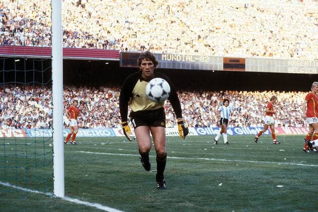Torwart Jean-Marie Pfaff (Belgien) läuft dem Ball hinterher Fußball WM Herren Weltmeisterschaft 1982, Länderspiel, Nationalmannschaft, Nationalteam, Gruppenspiel, Gruppe 3, Einzelbild Camp Nou Barcelona