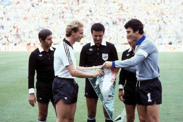 Karl-Heinz Rummenigge (li., Deutschland) tauscht mit Torwart Dino Zoff (Italien) die Verbandswimpel aus, in der Mitte FIFA Schiedsrichter Arnaldo Coelho (Brasilien) Fußball WM Herren Weltmeisterschaft 1982, Nationalmannschaft, Nationalteam, Nationaltrikot, Finale, Endspiel, BRD Gruppe Estadio Santiago Bernabeu Madrid