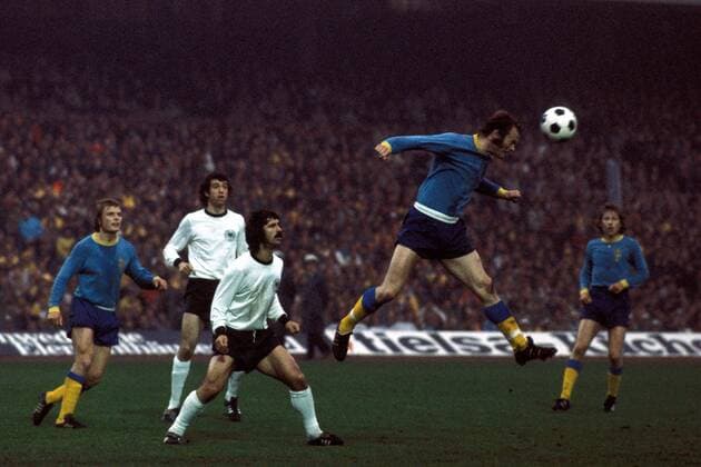 Kent Karlsson - Kopfball, daneben v. li.: Björn Andersson (beide Schweden), Cullmann und Müller (beide BR Deutschland) Fußball Länderspiel Herren Länderspiel 1974, Nationalmannschaft Nationalteam, Nationaltrikot, BRD, Test, Testspiel Gruppe Volksparkstadion Hamburg Dynamik, Höhe,