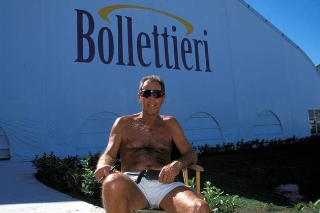 Nick Bollettieri (USA) sonnt sich vor seiner Tennishalle Tennis Herren Tennis 1996, Tenniscamp, Tennisschule, Tennisakademie, Tennisausbildung, Camp, Schule, Vdia Einzelbild Bradenton Florida