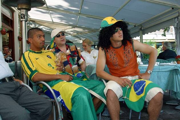 Giovane Elber (li., Brasilien) und Claudio Pizarro (re., beide Bayern) während der Live-Übertragung des Weltmeisterschaftsendspiels im Restaurant Eboli Fußball WM Herren Weltmeisterschaft 2002, FC Bayern München, Nationaltrikot, Kleidung, Outfit, privat Gruppe Restaurant Eboli München Grünwald Spannung,