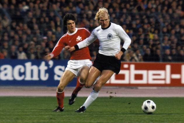 Rolf Rüssmann (re., BR Deutschland) setzt sich durch Fußball Länderspiel Herren Länderspiel 1977, Nationalmannschaft, Nationalteam, Nationaltrikot, BRD - Schweiz 4:1 Gruppe Neckarstadion Stuttgart Dynamik,