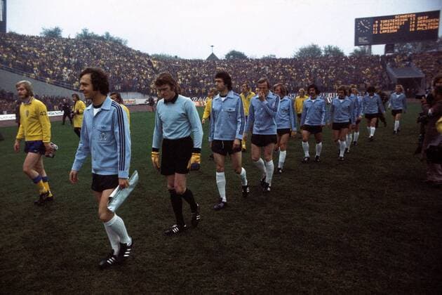Die Teams von Deutschland und Schweden betreten das Spielfeld Fußball Länderspiel Herren Länderspiel 1974, Nationalmannschaft, Nationalteam, BRD - Schweden 2:0, Freundschaftsspiel Totale Volksparkstadion Hamburg