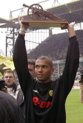 Marcio Amoroso (BVB) präsentiert die kicker-Torjägerkanone für den Torschützenkönig der Saison 2001 2002 Fußball 1. BL Herren Saison 2002 2003, Borussia Dortmund Einzelbild Westfalenstadion Torjäger Dortmund Freude