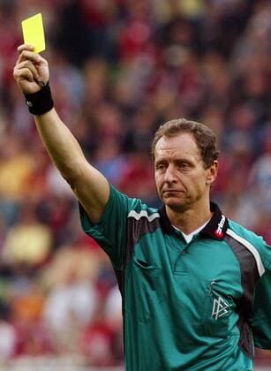 Schiedsrichter Hellmut Krug (Gelsenkirchen) zeigt die gelbe Karte Fußball 1. BL Herren Saison 2002 2003 Einzelbild BayArena Leverkusen