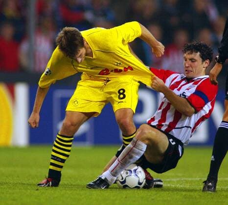 Mark van Bommel (Eindhoven, re.) hält Torsten Frings (BVB) am Trikot fest Fußball EC 1 Herren Champions League 2002 2003, PSV Eindhoven - Borussia Dortmund 1:3 Gruppe Eindhoven Kampf,