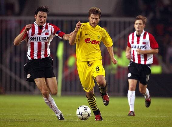 Torsten Frings (re., BVB) gegen Mark van Bommel (Eindhoven) Fußball EC 1 Herren Champions League 2002 2003, PSV Eindhoven - Borussia Dortmund 1:3, Gruppe Philips Stadion Eindhoven Dynamik,
