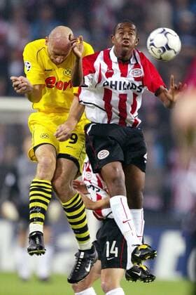 Leandro do Bomfin (re., Eindhoven) gegen Jan Koller (BVB) Fußball EC 1 Herren Champions League 2002 2003, PSV Eindhoven - Borussia Dortmund 1:3, Gruppe Philips Stadion Eindhoven Dynamik, Höhe,