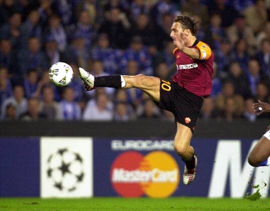Francesco Totti (Roma) zieht ab Fußball EC 1 Herren Champions League 2002 2003, Genk - AS Rom 0:1 Einzelbild Genk Dynamik, Höhe
