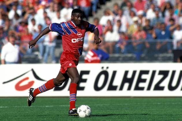 Adolfo Valencia (li., Bayern) am Ball Fußball 1. BL Herren Saison 1994 1995, FC Bayern München Einzelbild Olympiastadion München Dynamik,