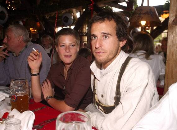 Mehmet Scholl (Bayern) mit seiner Freundin Jessica Luther auf dem Münchner Oktoberfest Fußball 1. BL Herren Saison 2002 2003, FC Bayern München, Wiesn, Wiesen, Bierzelt, Tracht, Trachten, traditionell Gruppe München