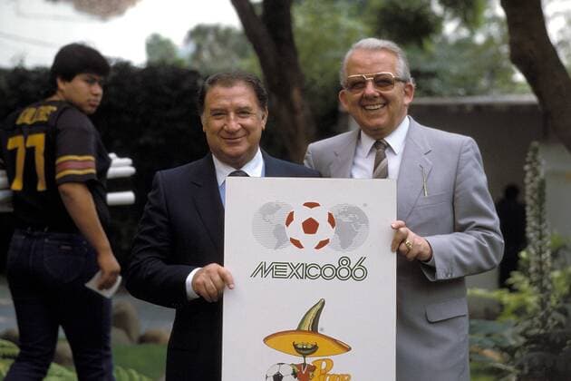 DFB-Präsident Hermann Neuberger (re., Deutschland) und Verbandspräsident Rafael del Castillo (FEMEXFUT, Mexiko) mit dem Offiziellen Logo für die Weltmeisterschaft 1986 Fußball WM Herren Weltmeisterschaft 1986, Nationalmannschaft, Nationalteam, Gruppe Queretaro