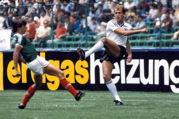 Michael Frontzeck (re., Deutschland) zieht ab Fußball Länderspiel Herren Länderspiel 1985, Nationalmannschaft, Nationalteam, Nationaltrikot, Mexiko - BRD 2:0, Mexico Gruppe Mexico-City, Mexiko-Stadt Dynamik,
