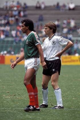 Ludwig Kögl (re., Deutschland) in guter Bewachung Fußball Länderspiel Herren Länderspiel 1985, Nationalmannschaft, Nationalteam, Nationaltrikot, Mexiko - BRD 2:0, Gruppe Mexico-City, Mexiko-Stadt