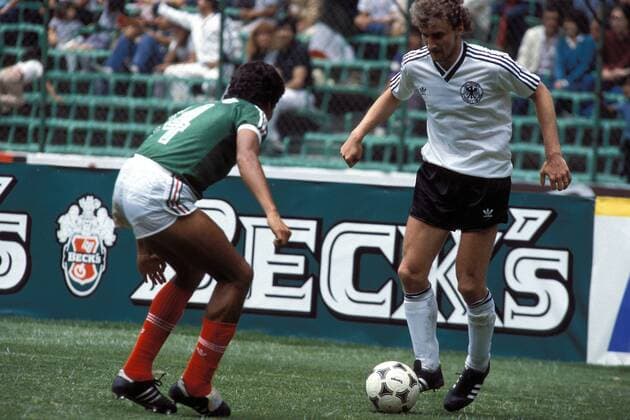 Rudi Völler (re., Deutschland) am Ball Fußball Länderspiel Herren Länderspiel 1985, Nationalmannschaft, Nationalteam, Nationaltrikot, Mexiko - BRD 2:0, Gruppe Mexico-City, Mexiko-Stadt Dynamik,