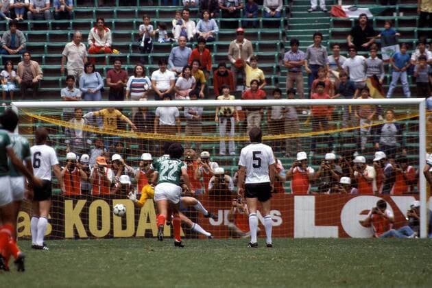 Torchance im deutschen Strafraum Fußball Länderspiel Herren Länderspiel 1985, Nationalmannschaft, Nationalteam, Nationaltrikot, Mexiko - BRD 2:0, Totale Mexico-City, Mexiko-Stadt Spannung
