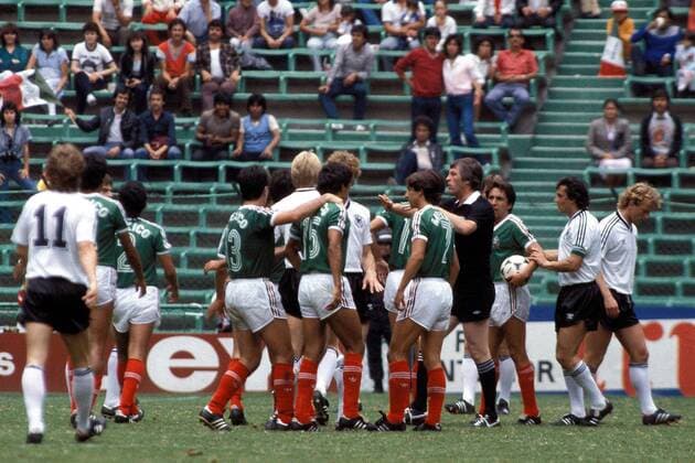 Auseinandersetzung zwischen den deutschen und den mexikanischen Spielern Fußball Länderspiel Herren Länderspiel 1985, Nationalmannschaft, Nationalteam, Nationaltrikot, Mexiko - BRD 2:0, BR Deutschland Totale Mexico-City, Mexiko-Stadt Spannung, Ungeduld