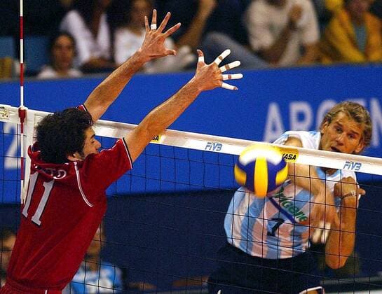 Marcos Milinkovic (Argentinien, re.) gegen Yoichi Kato (Japan) Volleyball WM Herren Weltmeisterschaft 2002, Länderspiel, Gruppenspiel, Gruppe G, Nationalmannschaft, Nationalteam Gruppe Luna Park Buenos Aires Dynamik,  