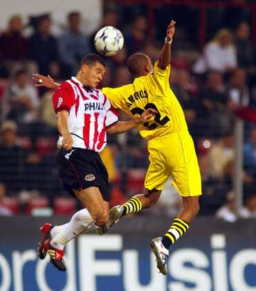 Wilfred Bouma (li., Eindhoven) gegen Marcio Amoroso (BVB) Fußball EC 1 Herren Champions League 2002 2003, PSV Eindhoven - Borussia Dortmund 1:3 Gruppe Eindhoven Dynamik, Höhe,