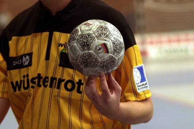 Schiedsrichter mit Ball in der Hand Handball 1. BL Herren Saison 2002 2003 Einzelbild Minden