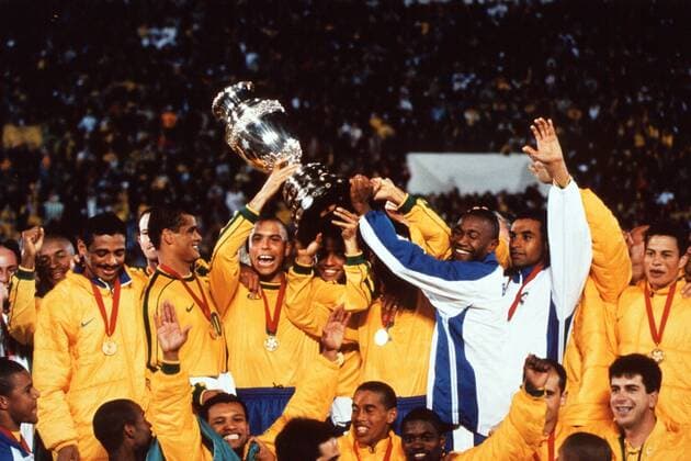 Ronaldo (3.v.li.) präsentiert den Pokal, daneben (v.li.) Vampeta und Rivaldo (alle Brasilien), 2.v.re. Emerson Fußball Länderspiel Herren Copa America 1999, Südamerikameisterschaft, Südamerika-Meisterschaft, Länderspiel, Finale, Endspiel Totale Asuncion Begeisterung, Freude,