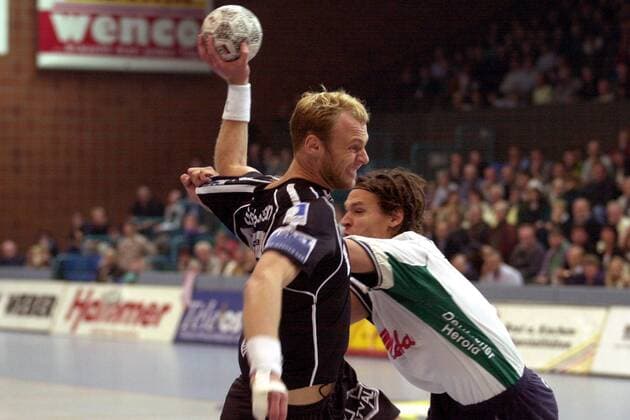 Olafur Stefansson (li., SCM) gegen Frank von Behren (Minden) Handball 1. BL Herren Saison 2002 2003, TSV GWD Minden - SC Gladiators Magdeburg 34:37 Gruppe Minden Dynamik,