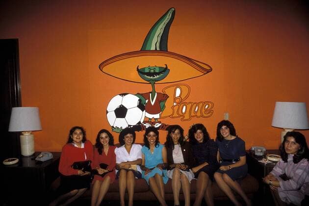 Mexikanische junge Frauen haben es sich unter Pique, dem Maskottchen für die WM in Mexiko, gemütlich gemacht Fußball WM Herren Weltmeisterschaft 1986, Mexico, Gruppe