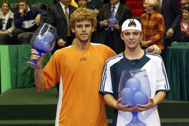 Sieger Paul-Henri Mathieu (re., Frankreich) und Finalgegner Gustavo Kuerten (Brasilien) Tennis Grand Prix Herren GP de Lyon 2002, ATP-Tour, Halle, Indoor, Hallentennis, Hallenturnier, Finale, Endspiel Gruppe Lyon  