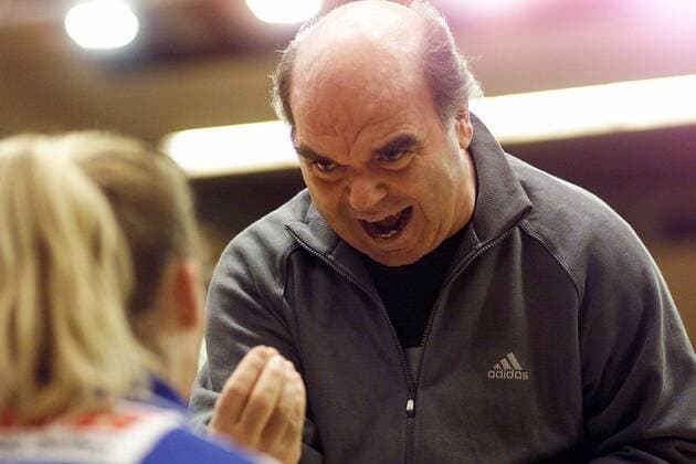 Trainer Dr. Hans-Jürgen Gerlach (Lützellinden) redet auf eine Spielerin ein Handball 1. BL Damen Saison 2002 2003, TV Lützelinden Einzelbild Gießen Ungeduld, Überlegenheit