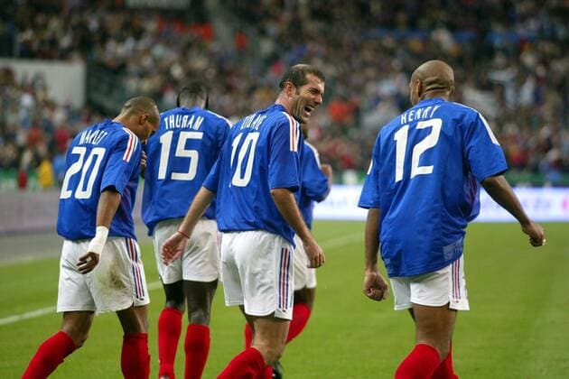 Zinedine Zidane (2.v.re.) und Thierry Henry (re., beide Frankreich) haben wieder Spaß im Nationalteam Fußball Länderspiel Herren Qualifikation 2002, Europameisterschaftsqualifikation, Länderspiel, Vdig Gruppe Paris Freude,  