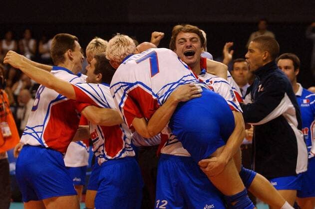 Jubel Frankreich: Luc Marquet (Mitte) nimmt Stephane Antiga in die Arme (Mitte), li.: Capet Volleyball WM Herren Weltmeisterschaft 2002, Länderspiel, Spiel um Platz drei, Nationalmannschaft, Nationalteam Gruppe Luna Park Buenos Aires Freude, Begeisterung  