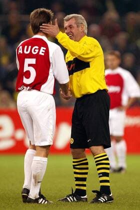 Fußballlegende Lothar Emmerich (BVB, re.) im Gespräch mit Klaus Auge Augenthaler (KohlerDreamTeam) Fußball Herren Jürgen Kohlers Abschiedsspiel 2002, Borussia Dortmund - KohlerDreamTeam 6:4 Gruppe Westfalenstadion Dortmund Harmonie,