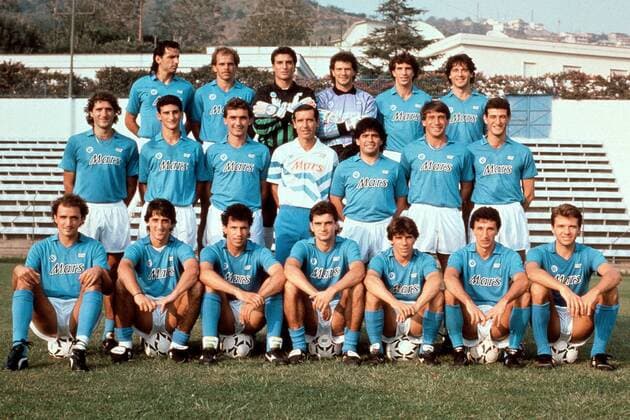Mannschaftsfoto Neapel u.a. mit (hinten): Andrea Carnevale (li.), Alemao (2.v.li.), mittlere Reihe: Diego Armando Maradona (3.v.re.), Massimo Crippa (2.v.re.), Ciro Ferrara (re.), vorn: x, Fernando de Napoli, Antonio Careca, x, Gianfranco Zola, Luca Fusi Fußball Herren Serie A 1989 1990, 1. Italienische Liga, SSC Neapel Totale Neapel