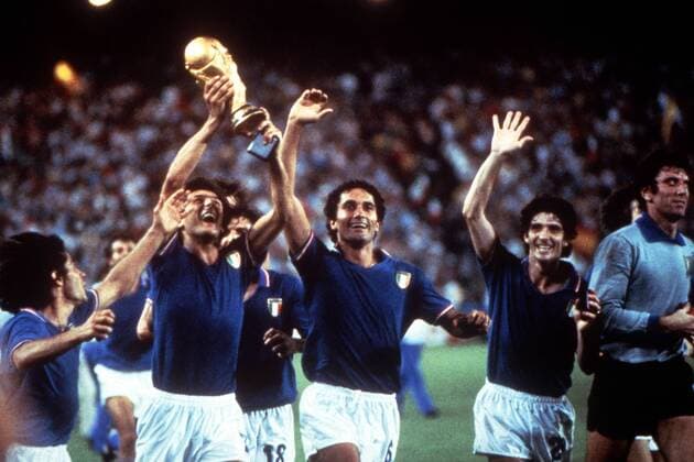Gaetano Scirea mit dem Pokal, daneben (v.re.) Torwart Zoff, Paolo Rossi und Claudio Gentile (alle Italien) Fußball WM Herren Weltmeisterschaft 1982, Länderspiel, Endspiel, Finale, Nationalmannschaft, Nationalteam Gruppe Barcelona Freude, Begeisterung,