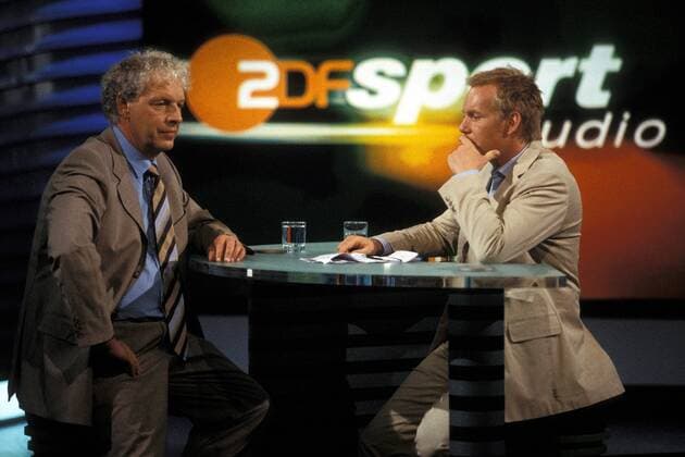Trainer Klaus Toppmöller (li., Bayer 04 Leverkusen) und ZDF-Moderator Johannes B. Kerner Fußball Herren Sportstudio 2002, Sendung, Fernsehsendung, Sportsendung, Gruppe Mainz