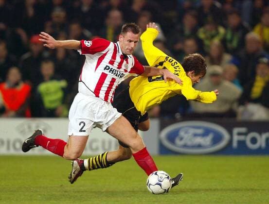Andre Ooijer (li., Eindhoven) setzt sich gegen Tomas Rosicky (BVB) durch Fußball EC 1 Herren Champions League 2002 2003, Borussia Dortmund - PSV Eindhoven 1:1, Gruppe Westfalenstadion Dortmund Dynamik, Kampf,