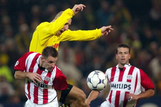 Jan Koller (Mitte, BVB) gegen Andre Ooijer, re. Bouma (beide Eindhoven) Fußball EC 1 Herren Champions League 2002 2003, Borussia Dortmund - PSV Eindhoven 1:1, Gruppe Westfalenstadion Dortmund Dynamik,