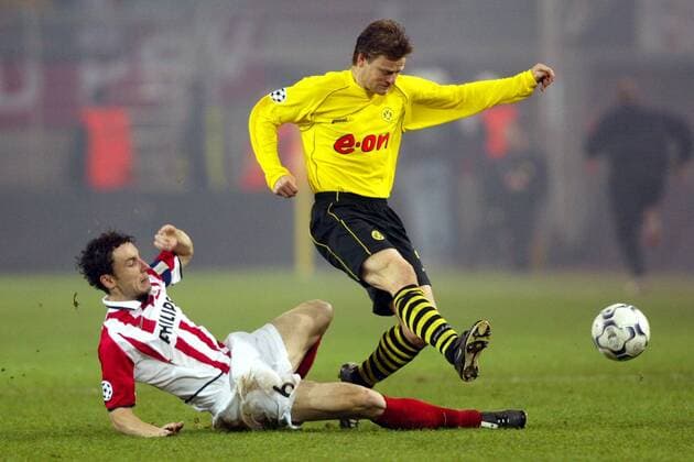 Mark van Bommel (li., Eindhoven) gegen Christian Wörns (BVB) Fußball EC 1 Herren Champions League 2002 2003, Borussia Dortmund - PSV Eindhoven 1:1, Gruppe Westfalenstadion Dortmund Dynamik, Kampf,