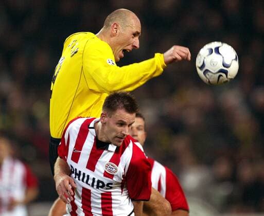 Jan Koller (li., BVB) gegen Ernest Faber (Eindhoven) Fußball EC 1 Herren Champions League 2002 2003, Borussia Dortmund - PSV Eindhoven 1:1 Gruppe Dortmund Dynamik,