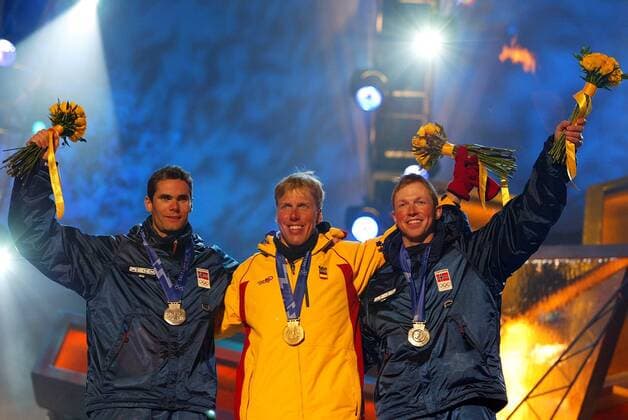 Johann Mühlegg (Spanien, Mitte), Thomas Alsgaard (li.) und Frode Estil (beide Norwegen) - Siegerehrung Nordischer Skilauf OS Winter Herren Olympische Winterspiele 2002, Olympia, Olympiade, Spiele, Langlauf, Skilanglauf, Skisport, Ski Gruppe Olympic Medals Plaza Salt Lake City Utah Freude,