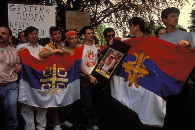 Serbische Nationalisten interpretieren das Attentat auf Monica Seles politisch und ziehen mit einem Plakat Parallelen zur Judenvernichtung im dritten Reich Tennis Damen German Open 1993, WTA-Tour, Gestern Juden heute Serben, Patriotismus, Nationalstolz, Demonstration Gruppe Rothenbaum, Anschlag Hamburg Wut, Spannung