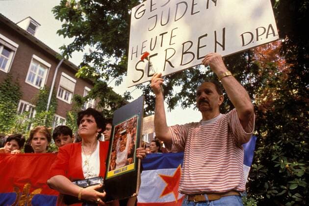 Serbische Nationalisten interpretieren das Attentat auf Monica Seles politisch und ziehen mit einem Plakat Parallelen zur Judenvernichtung im dritten Reich Tennis Damen German Open 1993, WTA-Tour, Gestern Juden heute Serben, Patriotismus, Nationalstolz, Demonstration Gruppe Rothenbaum, Anschlag Hamburg Wut, Spannung