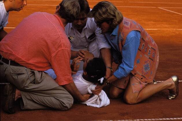 Monica Seles (USA) ist nach einer Messerattacke zusammengebrochen und wird von Helfern versorgt Tennis Damen German Open 1993, WTA-Tour, Sand, Sandplatz, Sandplatztennis, Sandplatzturnier Gruppe Rothenbaum Hamburg