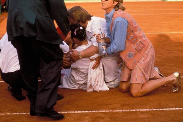 Monica Seles (USA, Mitte) wird nach einer Messerattacke von Helfern versorgt Tennis Damen German Open 1993, WTA-Tour, Sand, Sandplatz, Sandplatztennis, Sandplatzturnier Gruppe Rothenbaum Hamburg