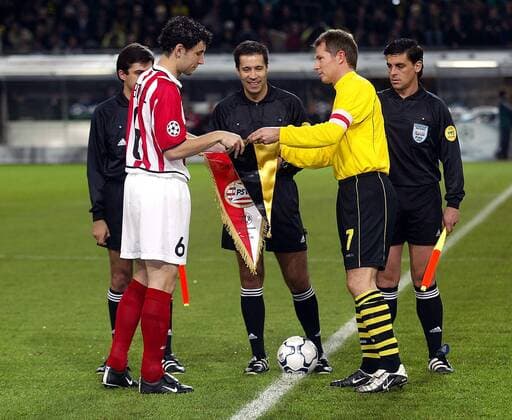 Die Kapitäne Stefan Reuter (BVB, re.) und Mark van Bommel (PSV) tauschen unter den Augen von Schiedsrichter Cardoso Cortez Batista Lucilio (Portugal) die Wimpel Fußball EC 1 Herren Champions League 2002 2003, Borussia Dortmund - PSV Eindhoven 1:1 Gruppe Westfalenstadion Dortmund Harmonie,